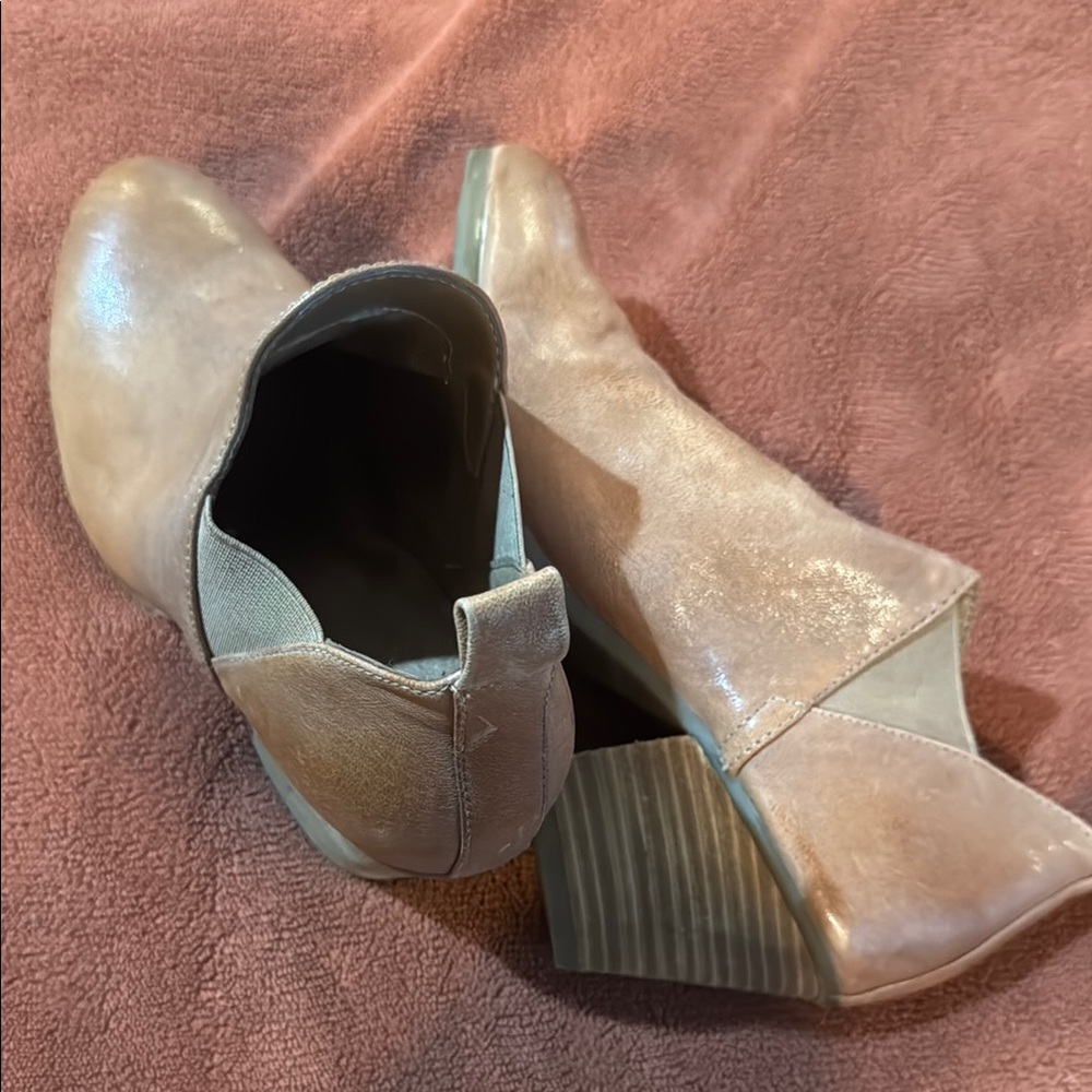 AEROSOLES Tan Ankle Booties with Chunky Heel